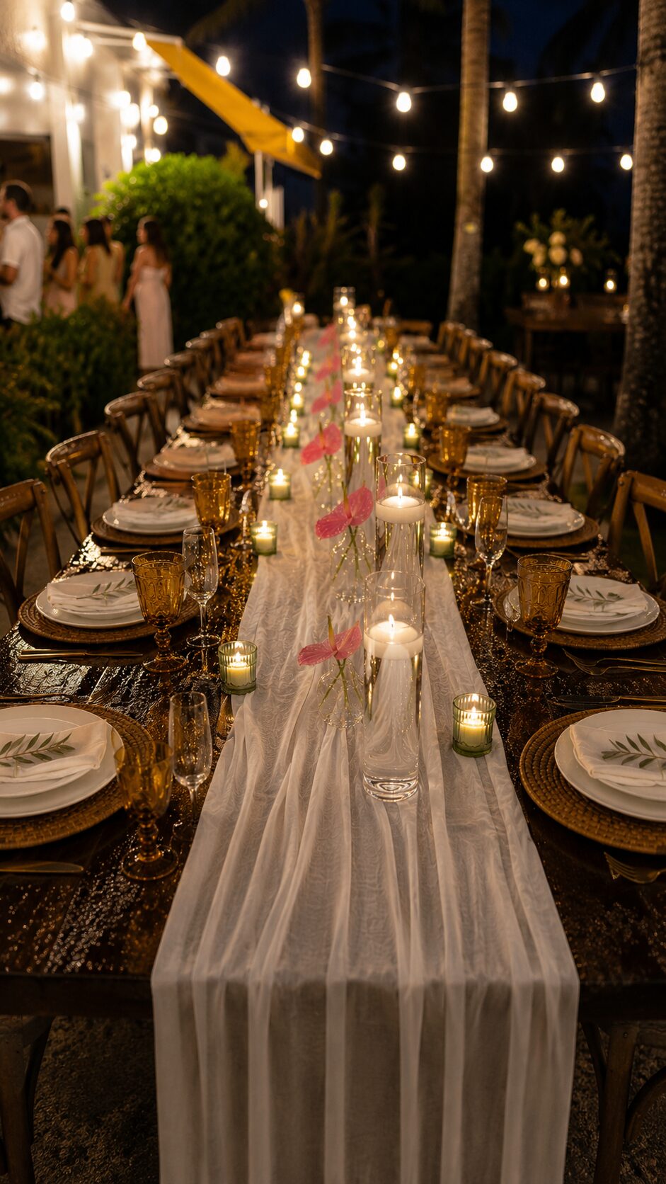 Mesa de jantar longa iluminada por velas Mesa de jantar comprida iluminada por velas durante a noite