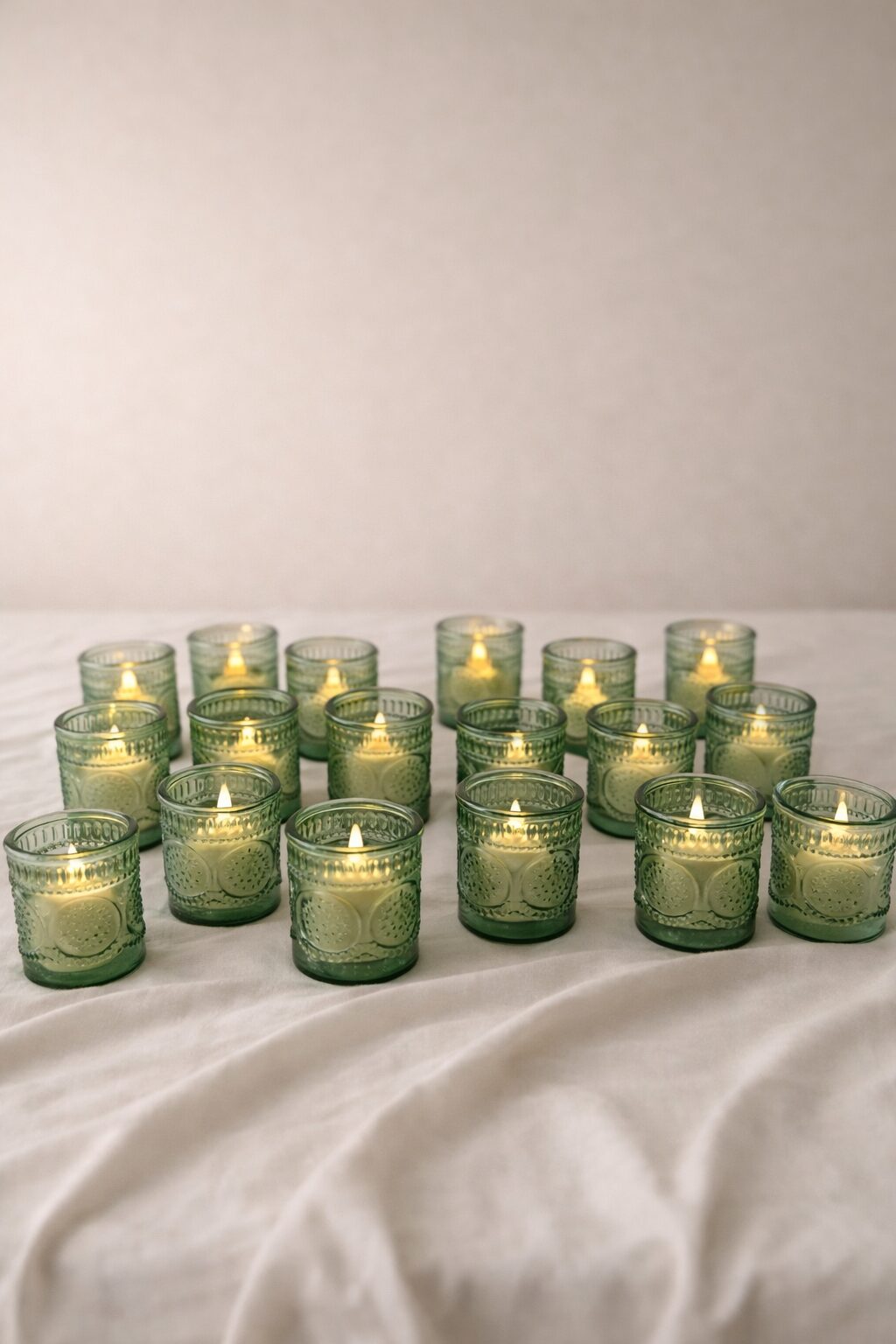Votivos de vidro prensado verde Castiçais votivos de vidro prensado verde com velas acesas
