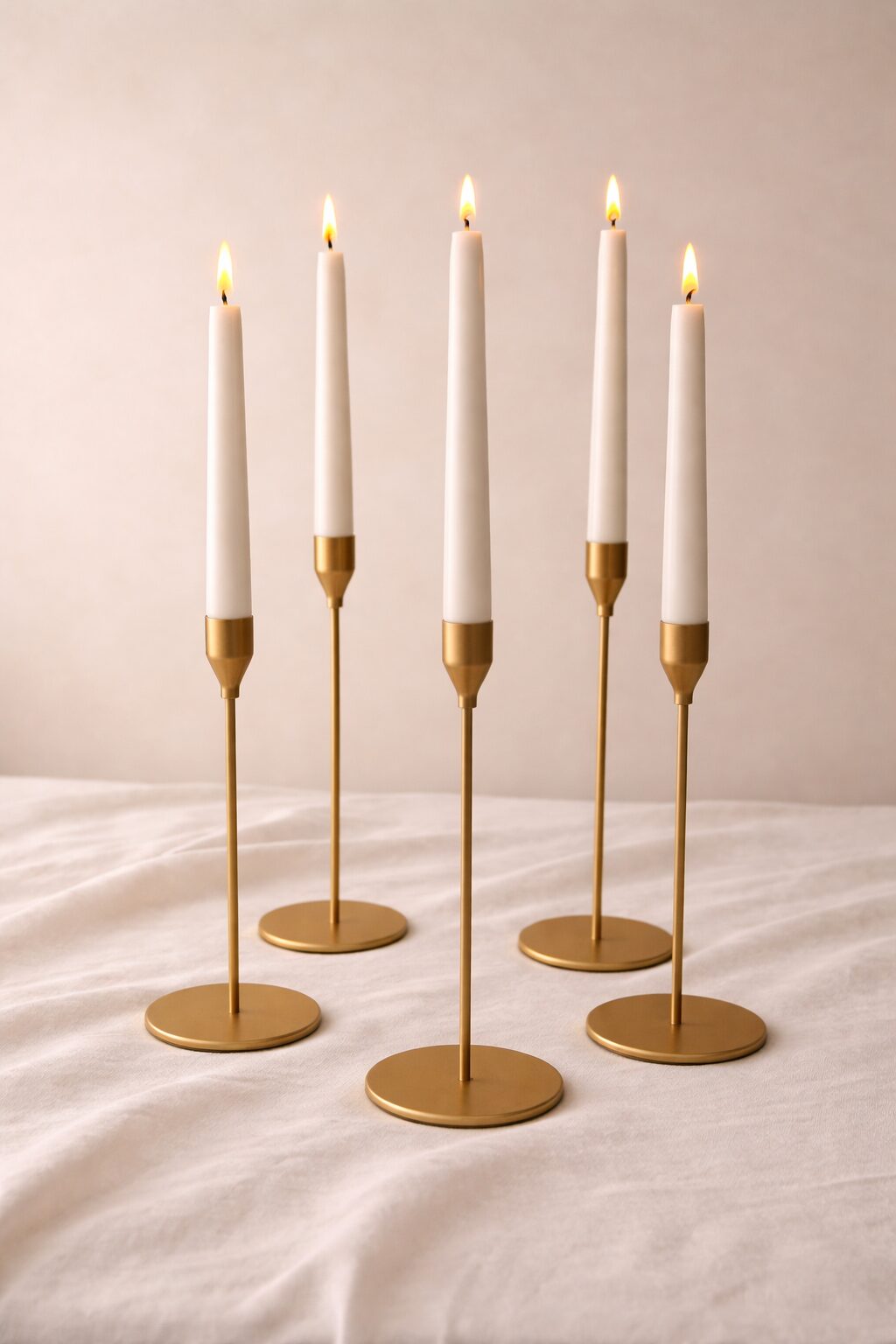 Castiçais de latão com velas taper brancas Castiçais de latão com velas tipo taper brancas