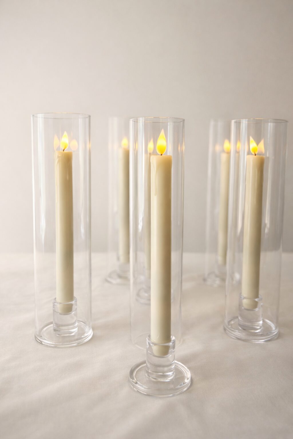 Hurricanes com velas taper creme Cilindros tipo hurricane com velas taper cor creme