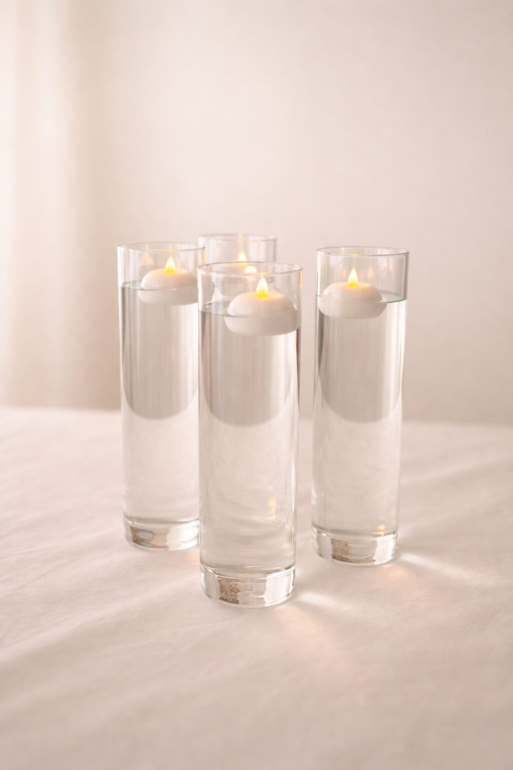 Velas flutuantes em cilindros de vidro Velas flutuantes em cilindros de vidro transparente