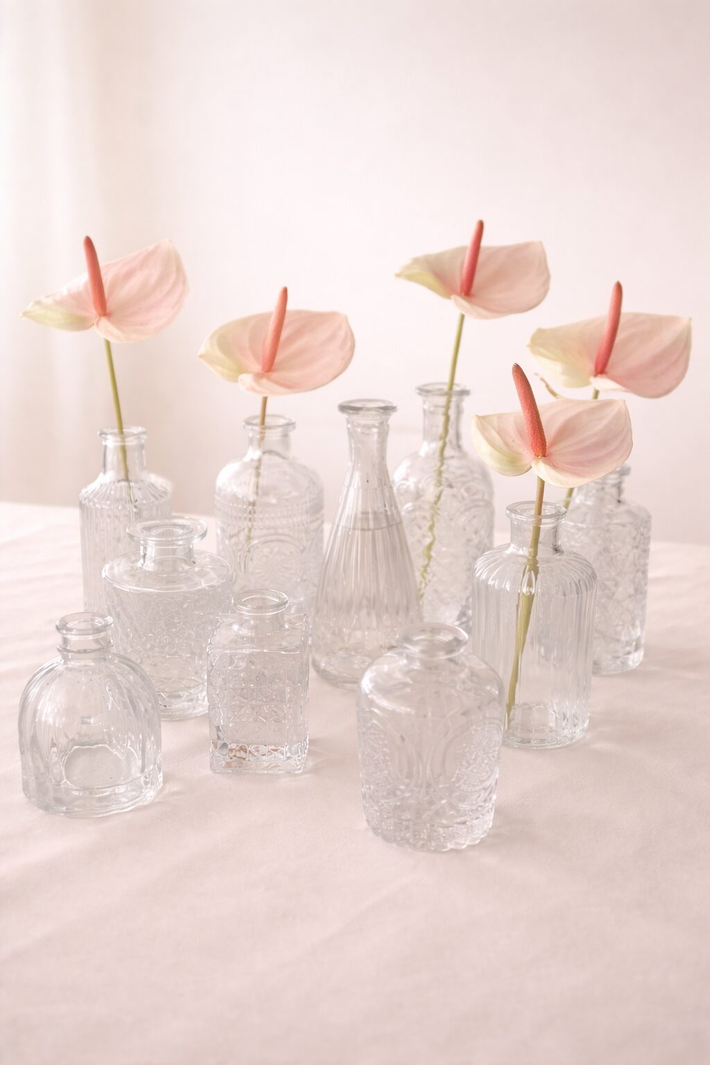 Bud vases com antúrios blush Bud vases de vidro transparente com antúrios rosa-claro