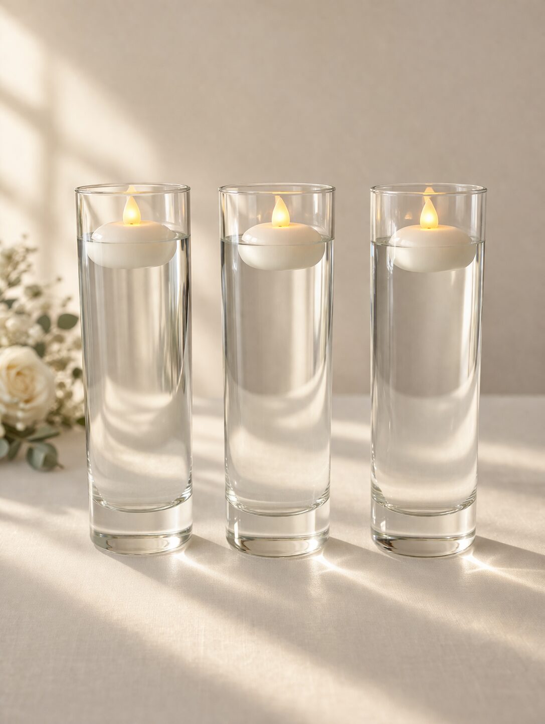 Velas flutuantes sob luz suave Velas flutuantes iluminadas por luz natural suave