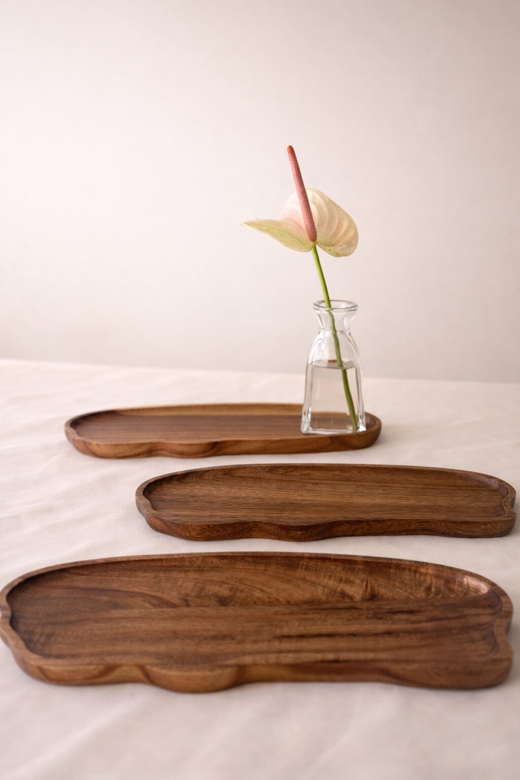 Travessas orgânicas de madeira com antúrio Travessas orgânicas de madeira com vaso de vidro e antúrio blush